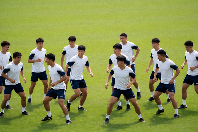 球队训练场景，球员在草地上进行体能训练与战术演练